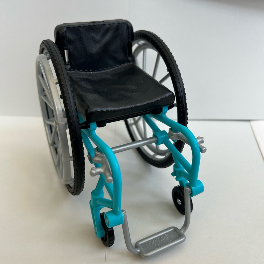 Fashionista #132 Wheelchair Barbie + Wheelchair ramp - Picture 6 of 7